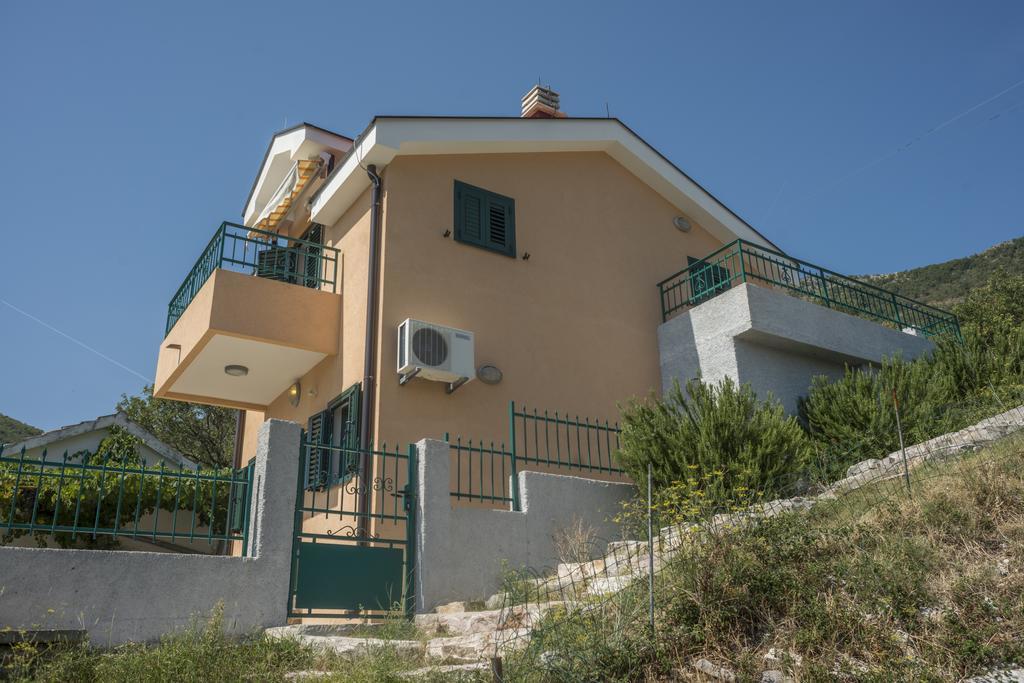 Holiday Home Sunny Hill كاميناري الغرفة الصورة
